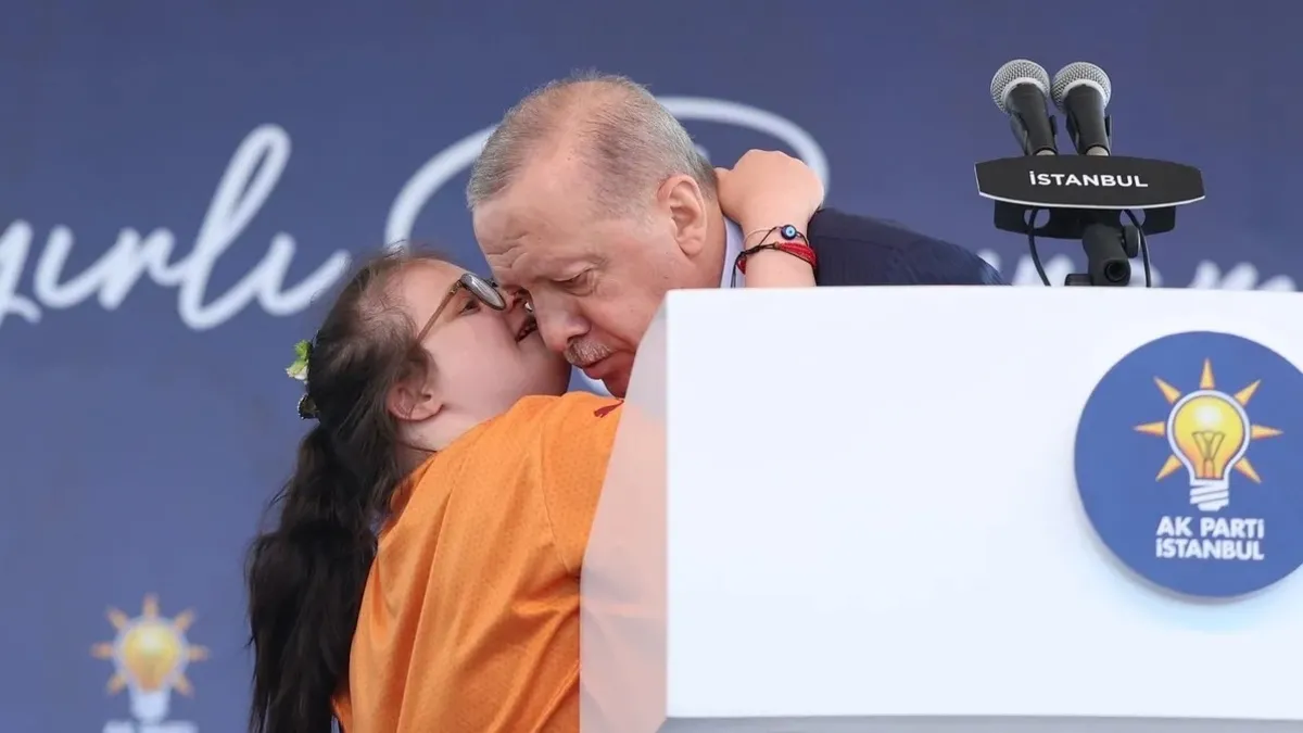 Down sendromlu minik Erdoğan'a sahnede sarıldı: 'Trilyonlara değişmez