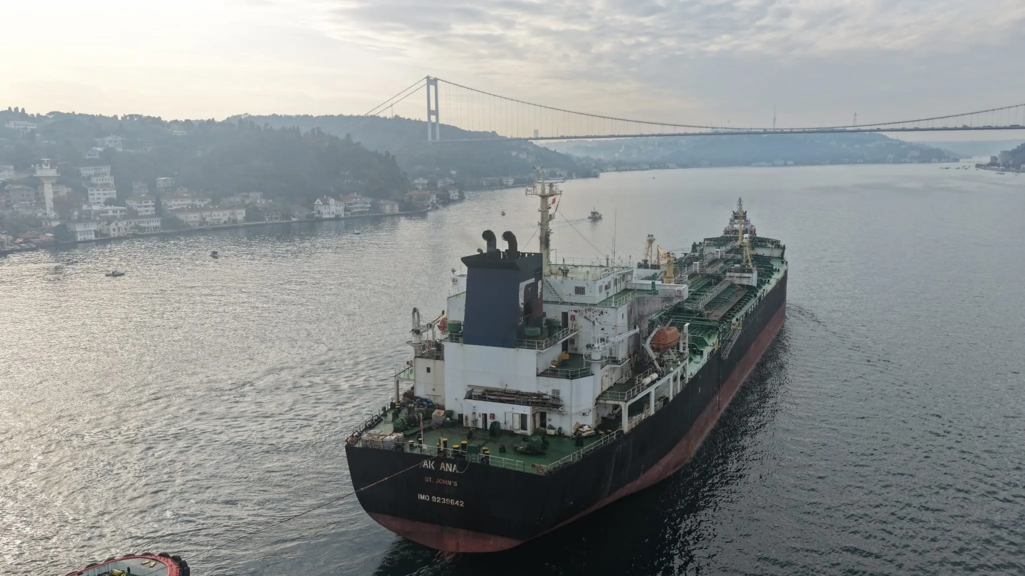 Dron saldırısına uğrayan AK ANA tankeri İstanbul Boğazı'ndan geçti