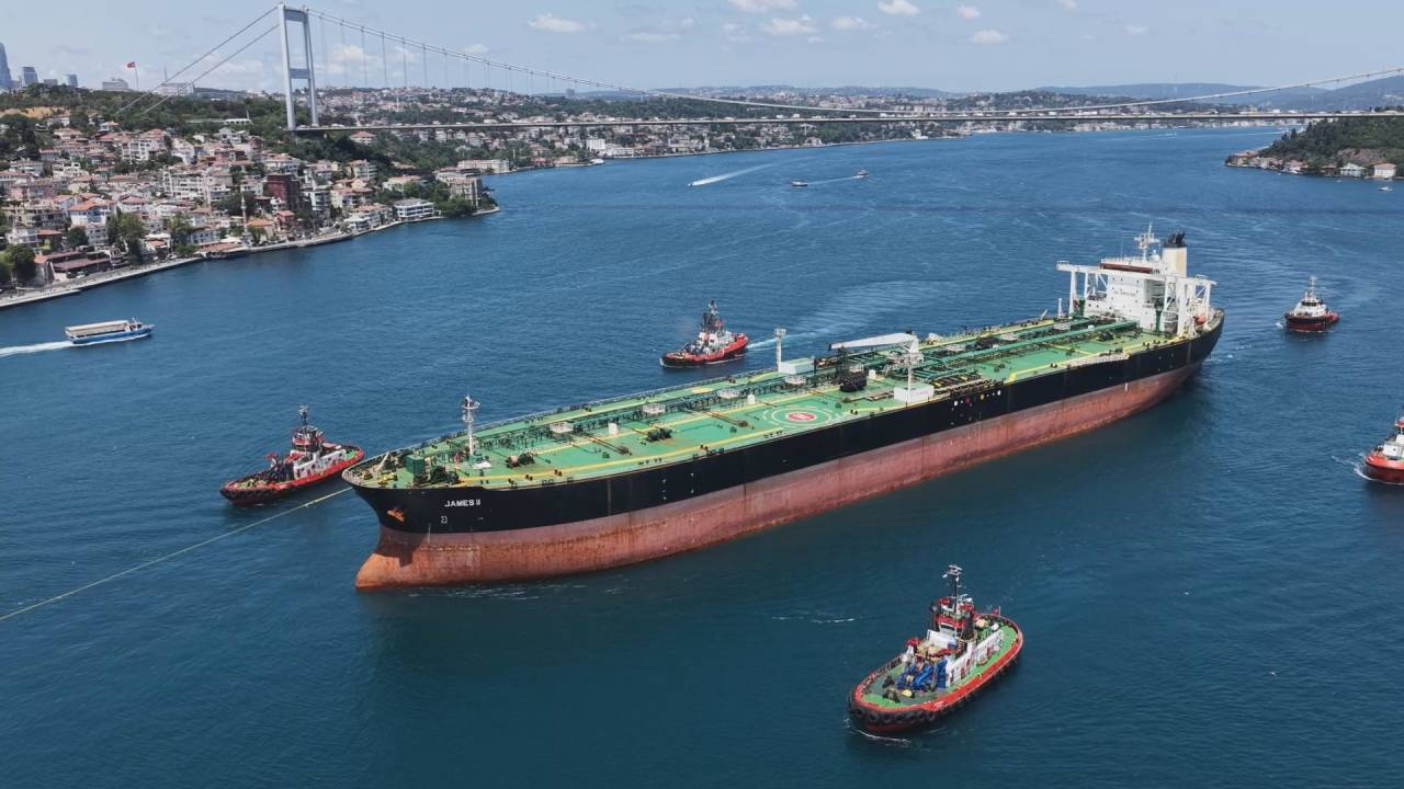 Dron saldırısına uğrayan gemi İstanbul Boğazı'ndan geçti