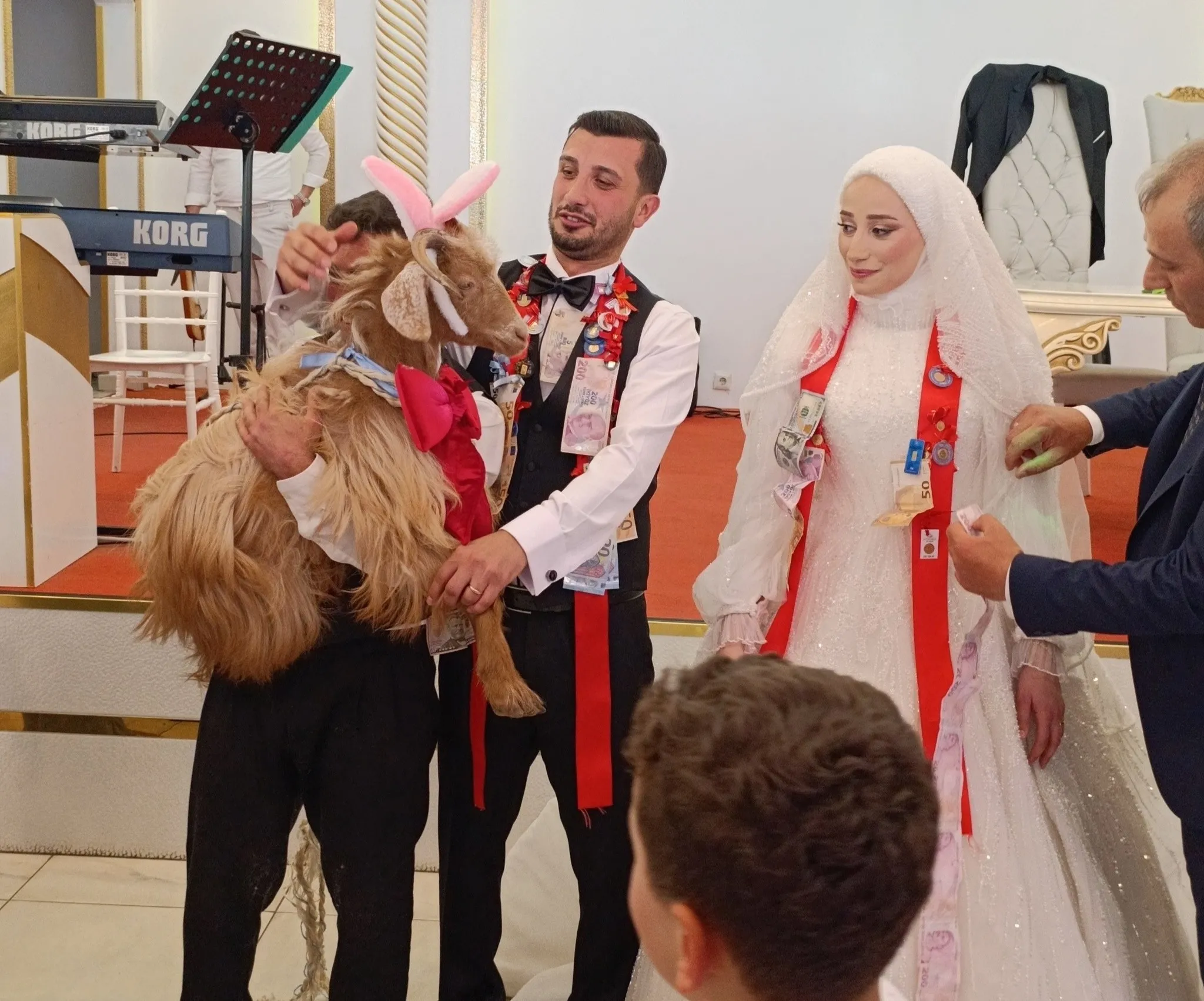Düğünde damada altın yerine keçi hediye edildi