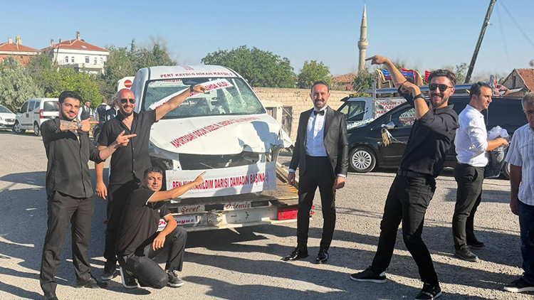 Düğünde Hurda Araç Sürprizi: Damada 'Pişmanlık' Temalı Hediye
