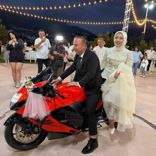 Düğünde Yarış Motosikletiyle Damatlık Süpriz