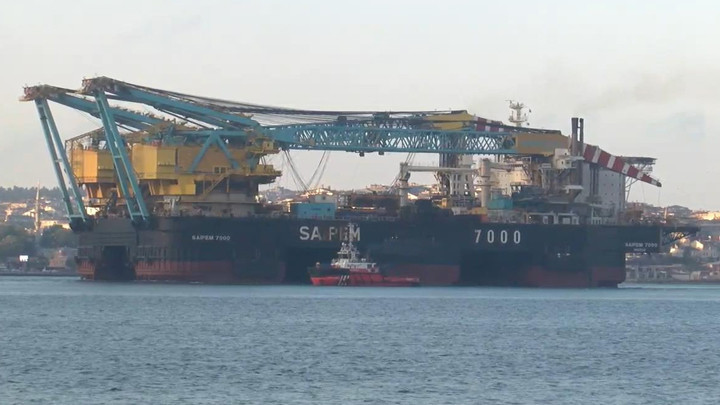 Dünyanın 3. büyük yarı batık vinç gemisi İstanbul Boğazı'ndan geçiyor