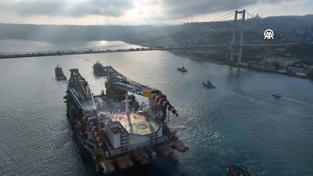 Dünyanın 3. büyük yarı batık vinç gemisi İstanbul Boğazı'ndan geçiyor