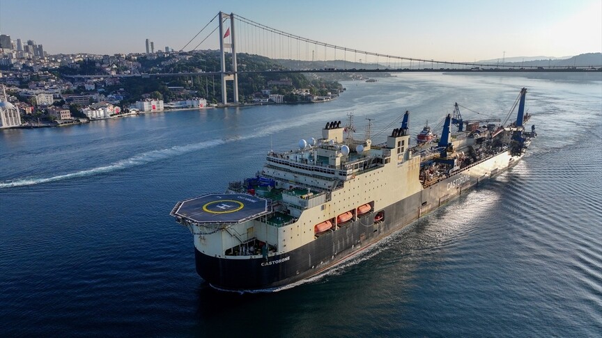 Dünyanın en büyük doğal gaz boru hattı gemisi İstanbul Boğazı'ndan geçti