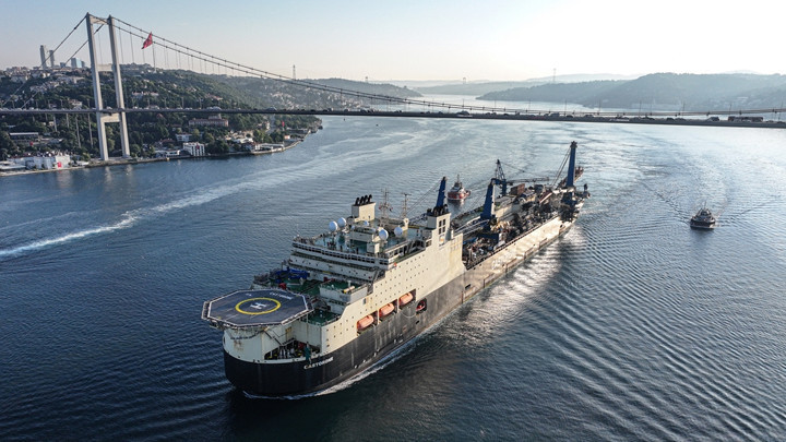 Dünyanın en büyük doğal gaz gemisi 'Castrone' İstanbul Boğazı'ndan geçti
