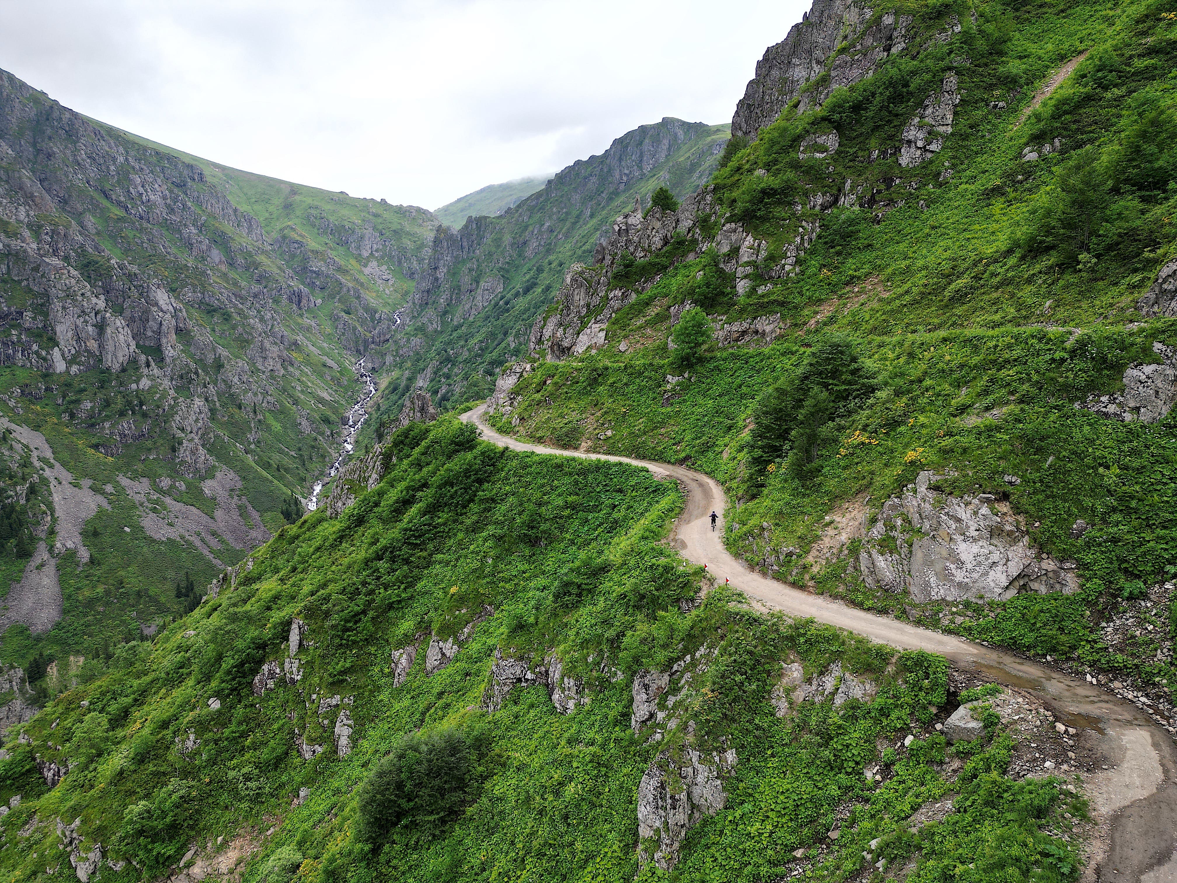 Dünyanın En Tehlikeli Yolu Türkiye'de: Derebaşı Virajları Turistlerin İlgisini Çekiyor
