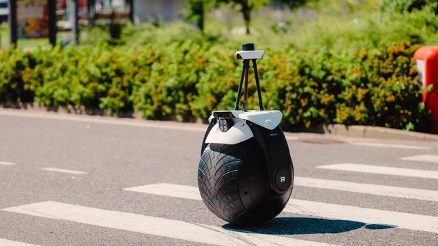 Dünyanın İlk Tek Tekerlekli Otonom Güvenlik Robotu 1ROLLO Tanıtıldı