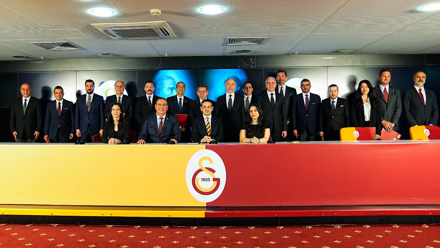 Dursun Özbek, Galatasaray Başkanlığı Mazbatasını Aldı
