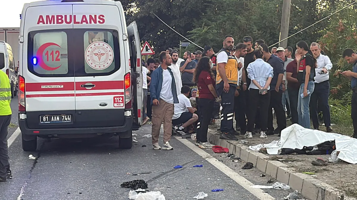 Düzce Akçakoca'da fındık işçilerini taşıyan araç tırla çarpıştı: 4 ölü, 9 yaralı