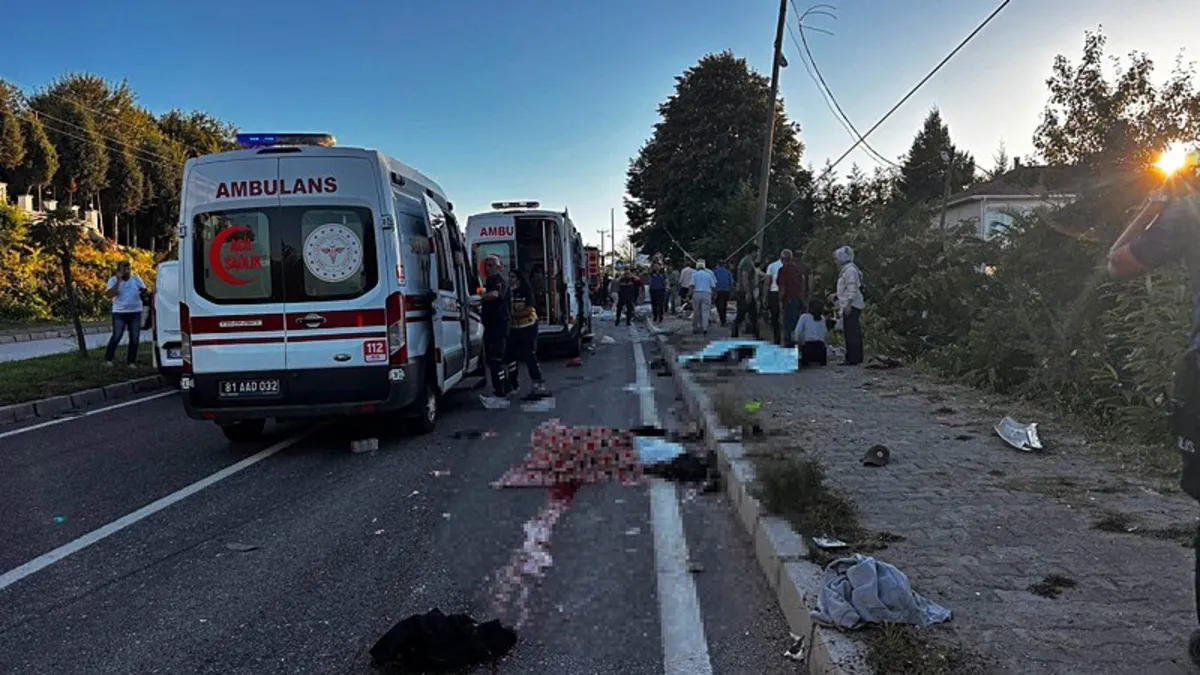 Düzce Akçakoca'da TIR ile patpat çarpıştı: 4 ölü, 9 yaralı