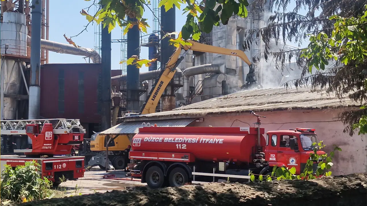 Düzce'de Kereste Fabrikasında Yangın Paniği: Alevler Büyümeden Söndürüldü