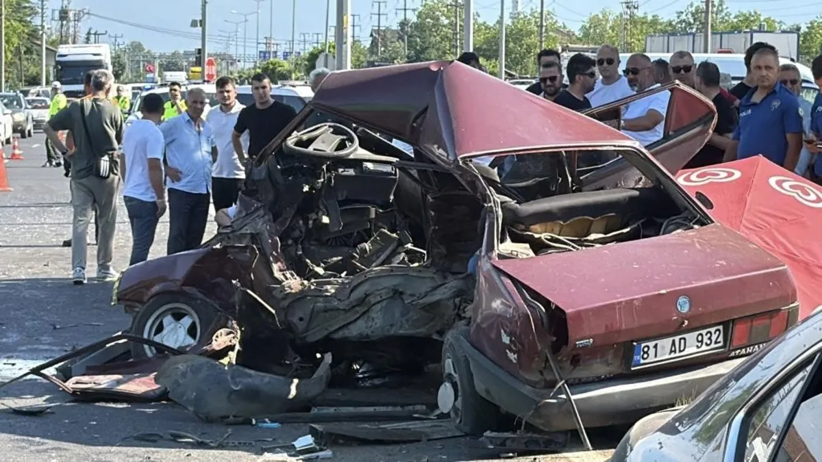 Düzce'de trafik kazası: AK Parti Milletvekili Öztürk ve oğlu yaralandı