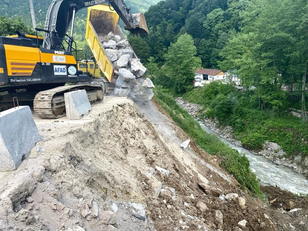 Düzce'de şiddetli yağış heyelana yol açtı: Köy yolu ulaşıma kapandı