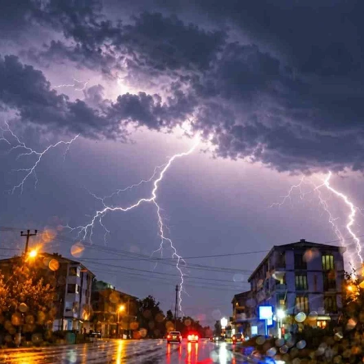 Düzce'de şimşekler geceyi aydınlattı, sağanak başladı