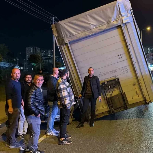 Düzce'de Tırın Dorseli Devrildi: 3 Araç Tehlike Atlattı