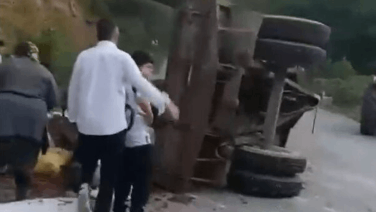 Düzce'de traktör römorku devrildi: 11 yaralı