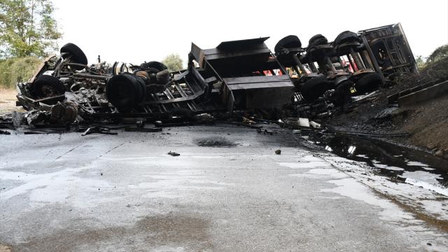 Düzce'de Viyadükten Düşen Tır Alevlere Teslim Oldu
