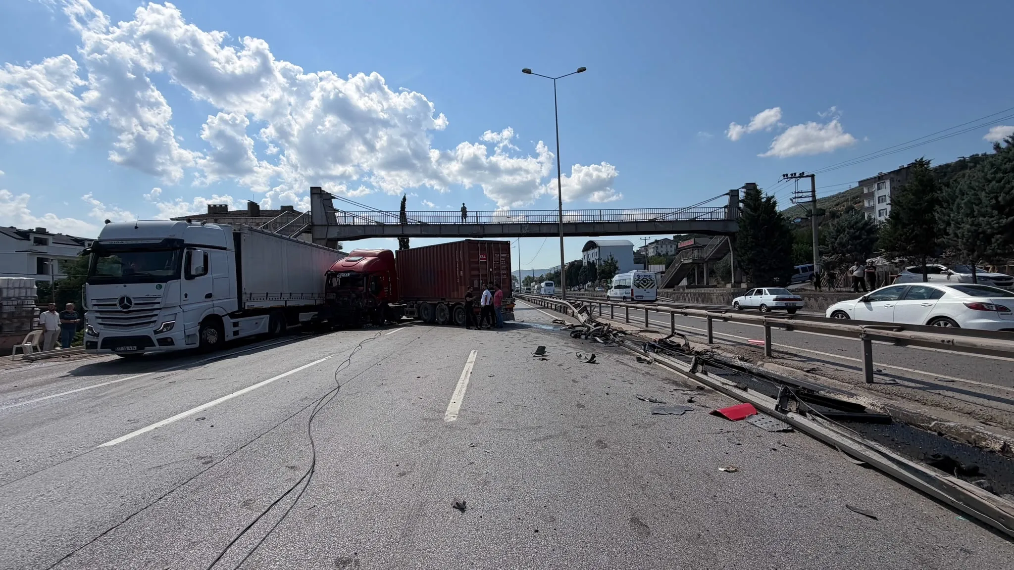 E-5'te TIR kapları kilitledi: 1,5 saat trafik durdu
