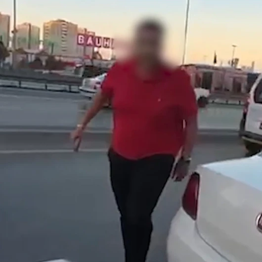 E-5'te yol verme kavgası: Otomobil sürücüsü motosikletliye saldırdı