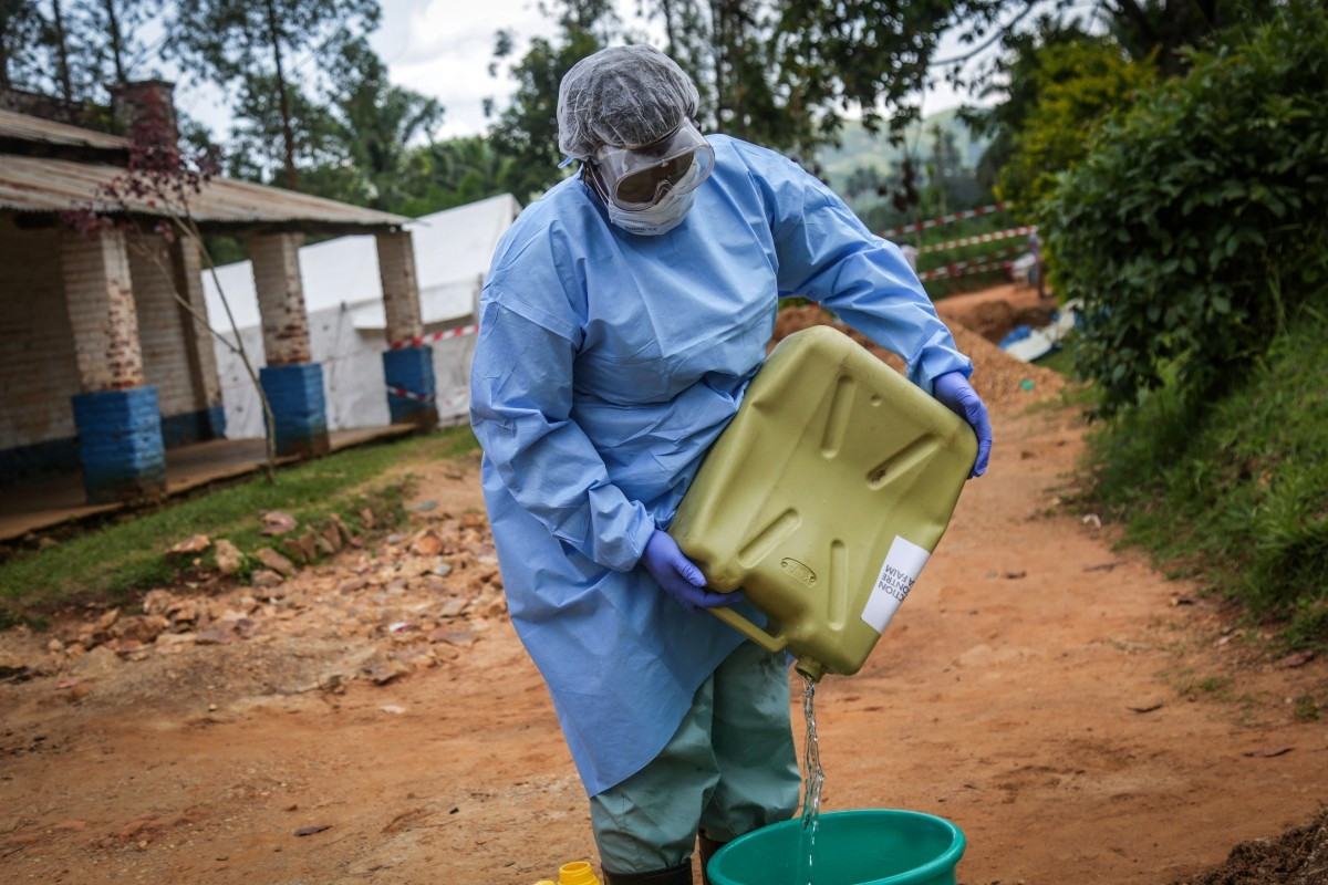 Ebola cehennem üçgeninde: Savaş, fon kesintileri ve aşısız virüs