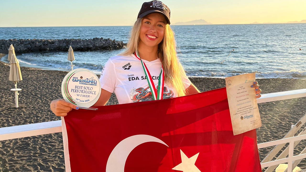 Ultra maraton yüzücüsü Eda Savcıgil, Capri-Napoli'yi solo bitiren ilk Türk oldu