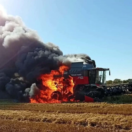 Edirne'de çeltik hasadında biçerdöver alev topuna döndü