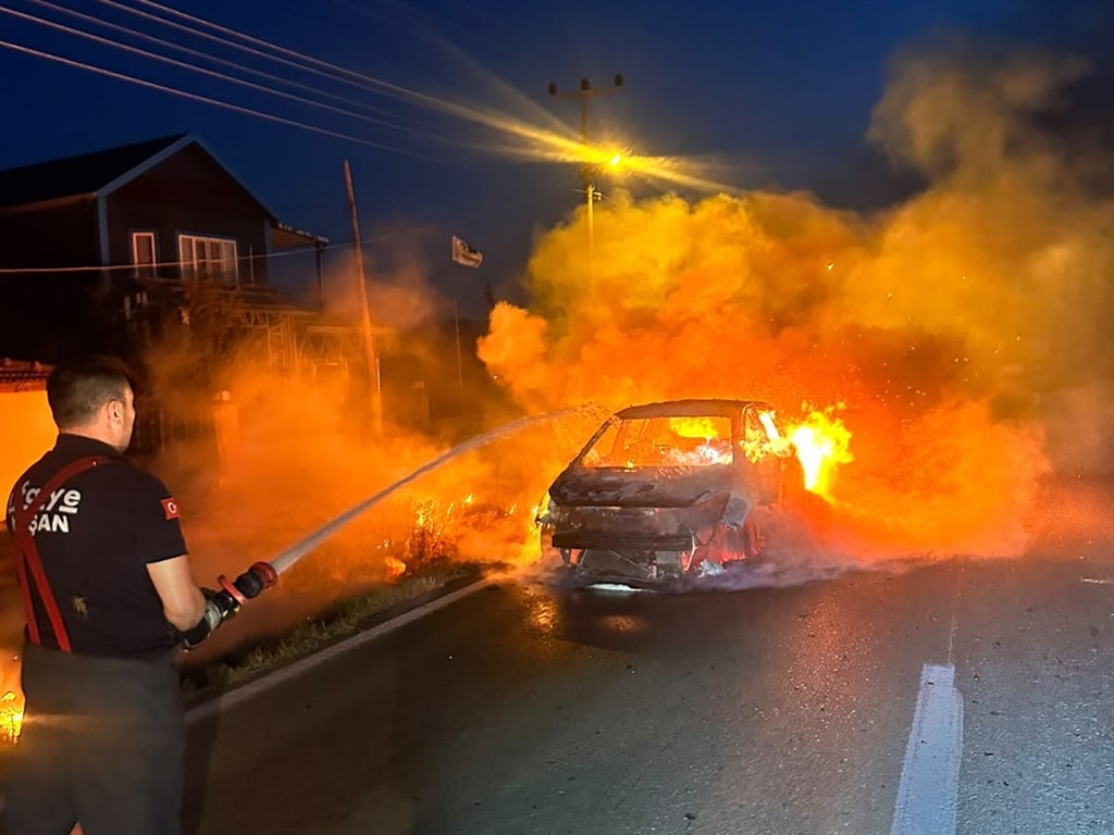Edirne'de Seyir Halindeki Otomobil Alev Alev Yandı