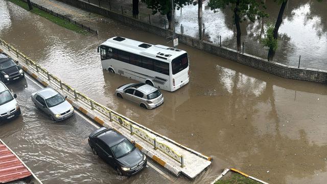 Edirne'de Dolu ve Sağanak Hayatı Felç Etti: Araçlar Mahsur Kaldı
