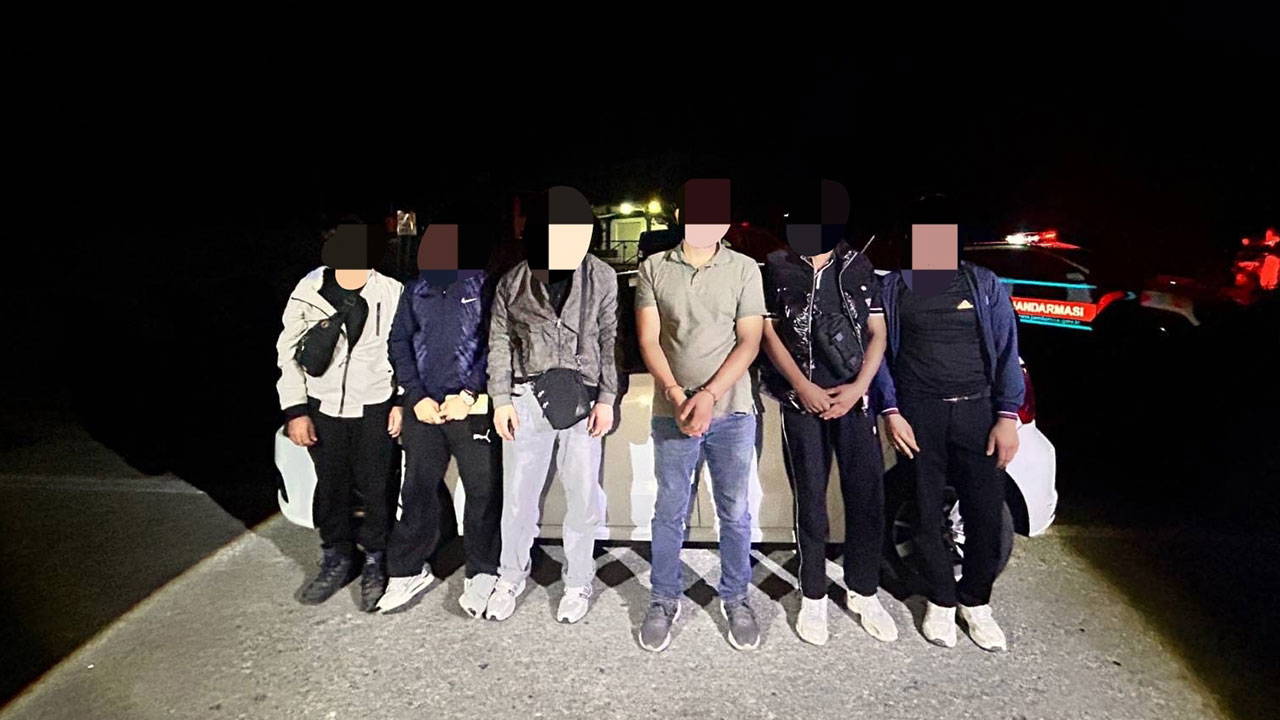 Edirne'de Jandarma Operasyonu: Durdurulan Araçtan 5 Kaçak Göçmen Çıktı