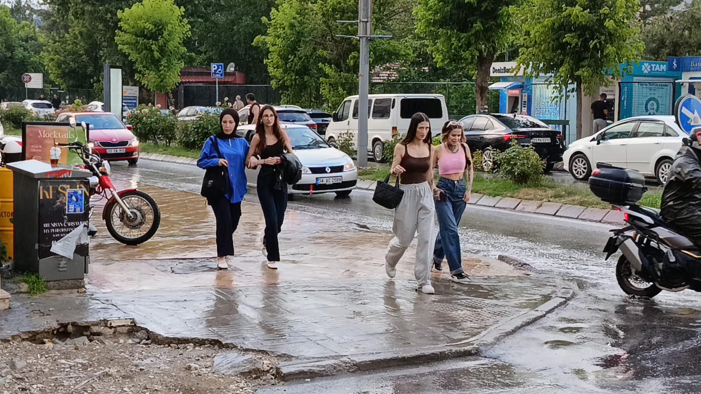 Edirne ve Kırklareli'de sağanak hayatı felç etti! Meteoroji uyarmıştı