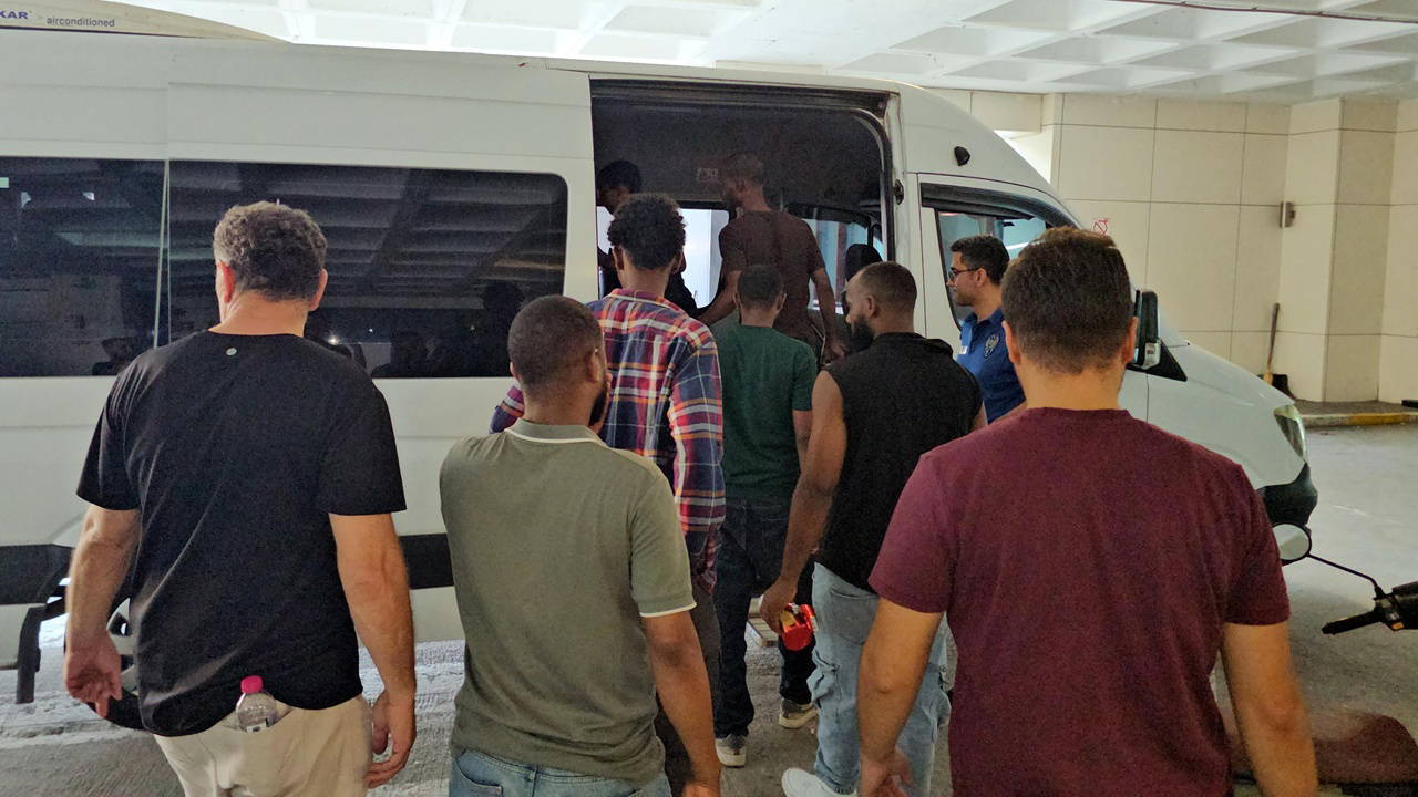 Edirne'de Minibüste 19 Kaçak Göçmen Yakalandı