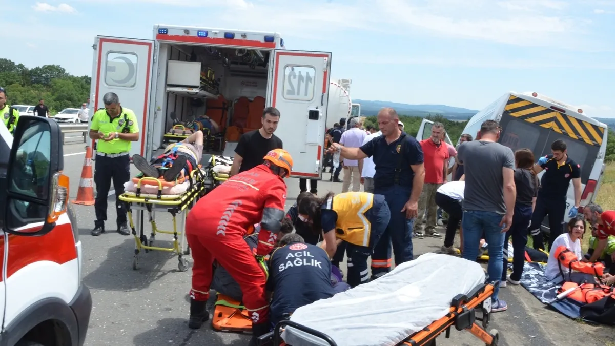Edirne'de minibüs tankere çarptı: 16 yaralı