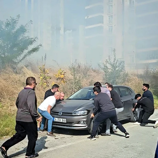Edirne'de Otluk Alanda Yangın: Vatandaşlar Otomobili Kurtardı