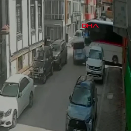 Edirne'de Polis Aracı ile Midibüs Çarpıştı: 2 Araçta Hasar