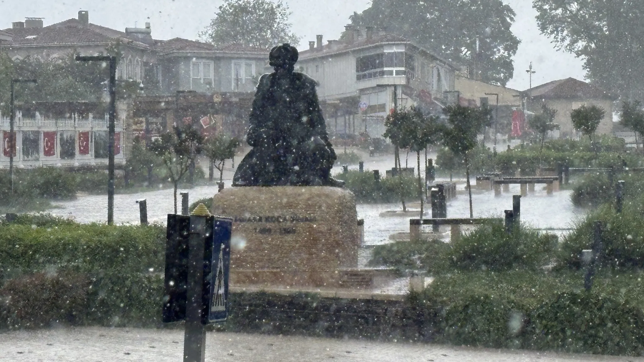 Edirne’de sağanak ve dolu felaketi: Araçlar mahsur kaldı, yollar göle döndü