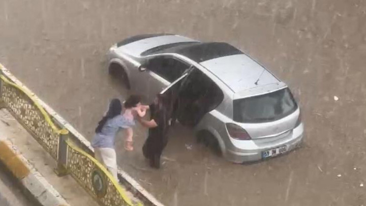 Edirne'de sağanak ve dolu yağışı yolları göle çevirdi, çok sayıda araç mahsur kaldı