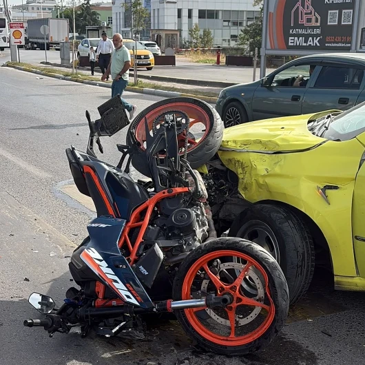 Edirne'de taksi ile motosiklet çarpıştı: 2 yaralı