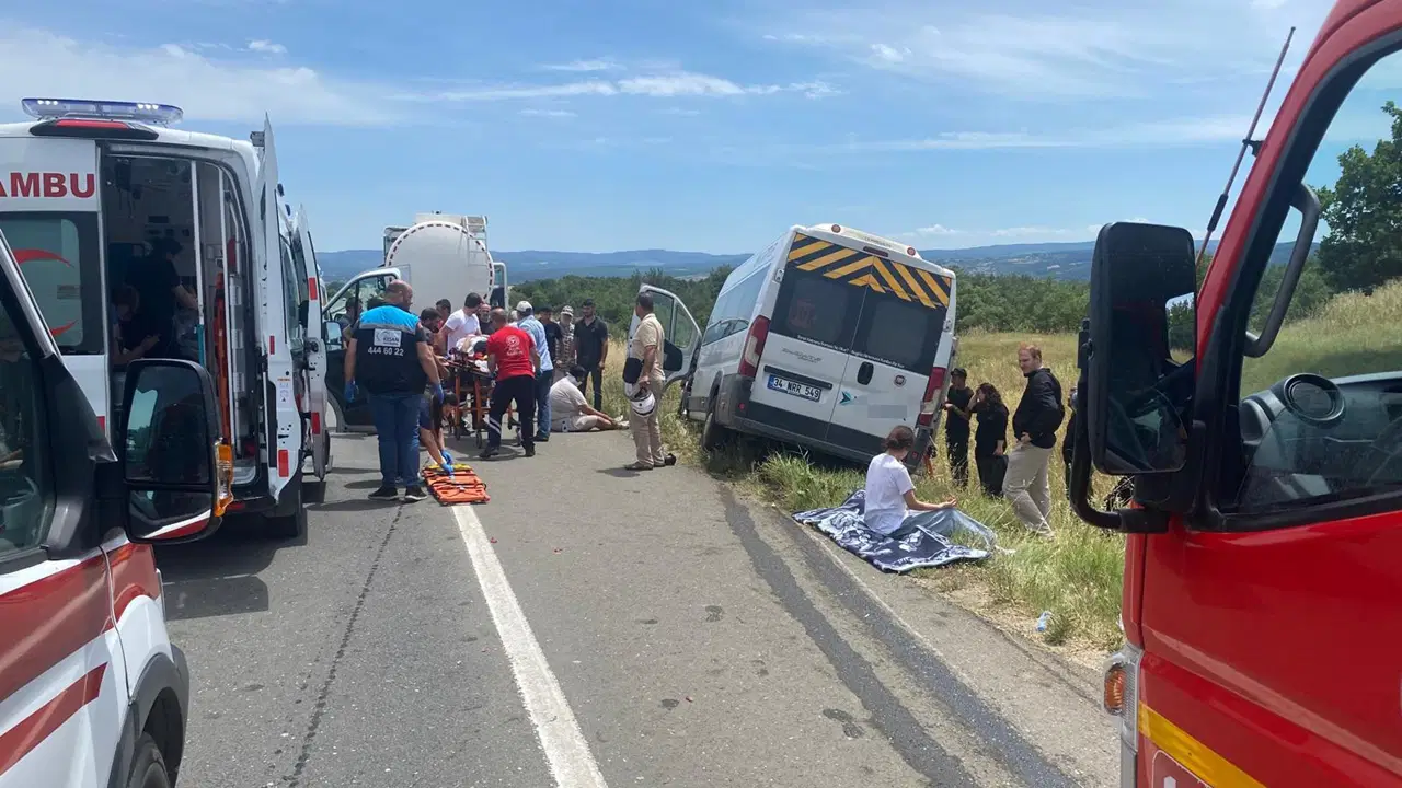 Edirne'de Personel Servisi Tankere Çarptı: 16 Yaralı