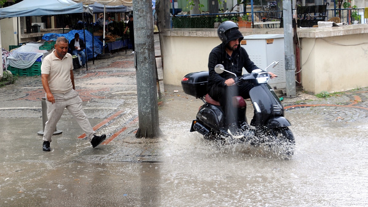 Edirne'de sağanak hayatı olumsuz etkiledi