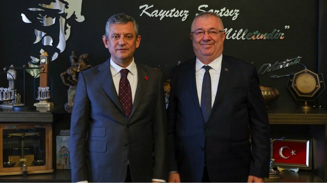 Edremit Belediye Başkanı Ertaş ve 19 Meclis Üyesi Yeni Parti'ye Geçti