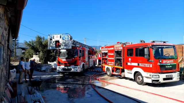 Edremit'te Yangın: 5 İş Yeri Zarar Gördü