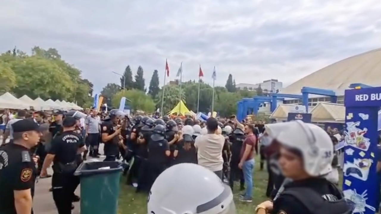 Ege Üniversitesi'nde Öğrenci Standına Baskın: 27 Gözaltı