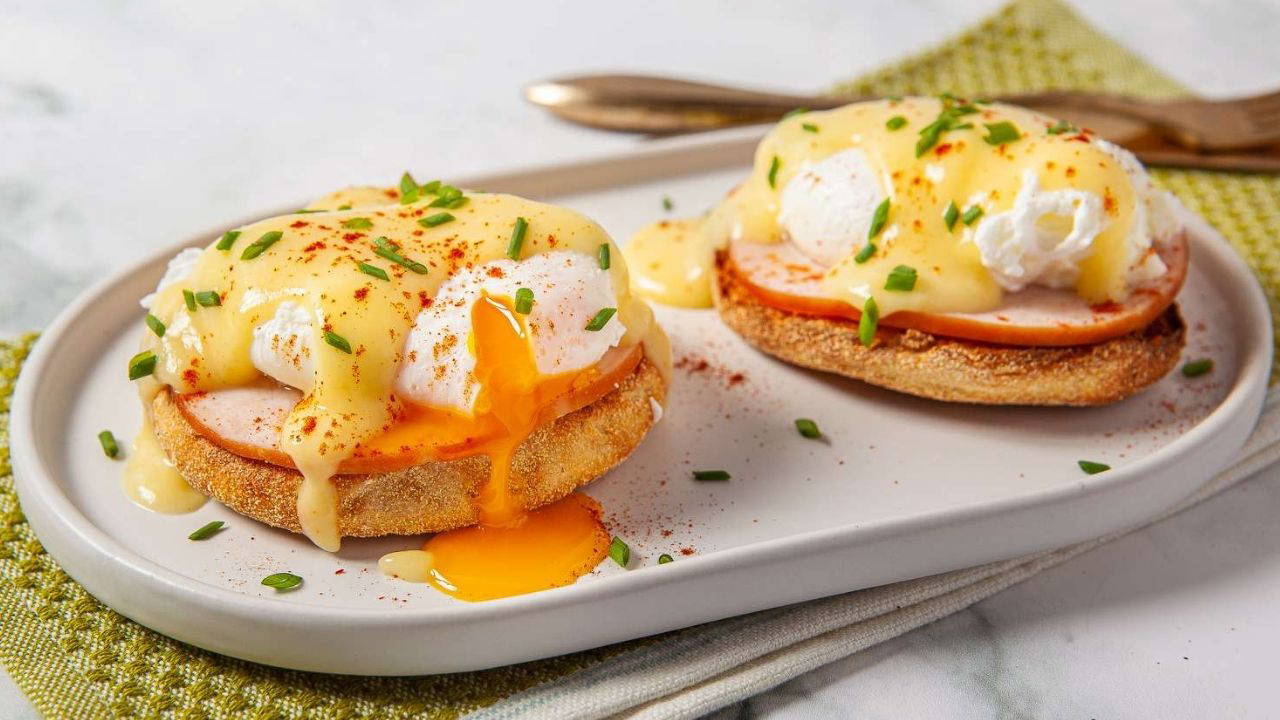 Brunch Sofralarının Yıldızı: Eggs Benedict Tarifi ve Püf Noktaları