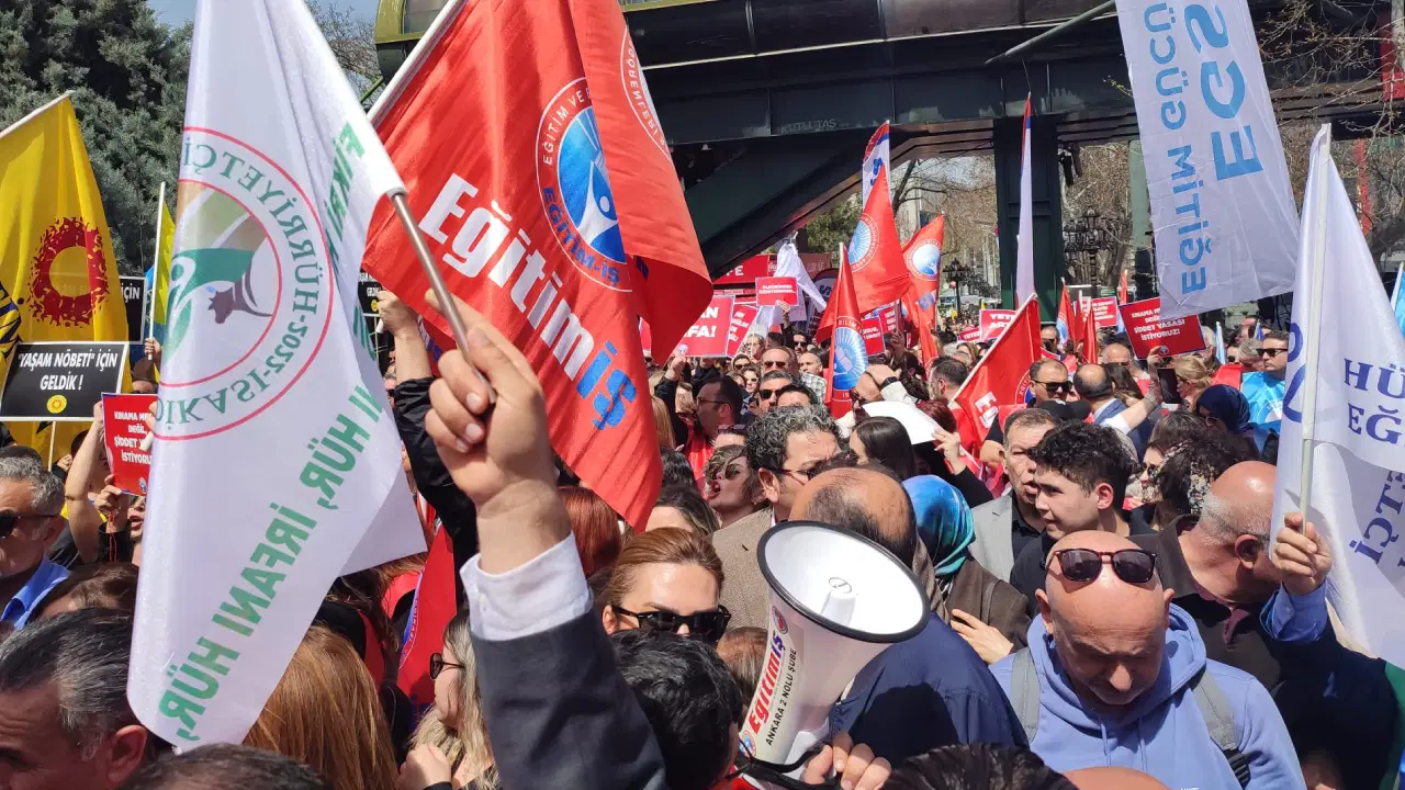 Eğitim-İş'ten MEB Genelgesine Sert Tepki: 'Öğretmen Talimat Memuru Değildir