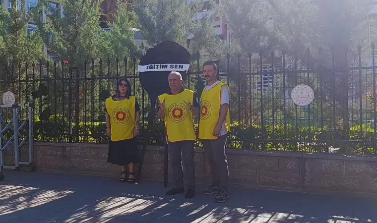 Eğitim Sen'den Bakan Tekin'e siyah çelenk: 'Barikat değil çözüm