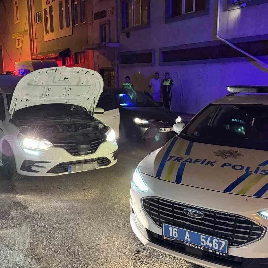 Ehliyetsiz sürücü çalıntı ve sahte plakalı araçla 10 km kaçtı: 380 bin TL ceza