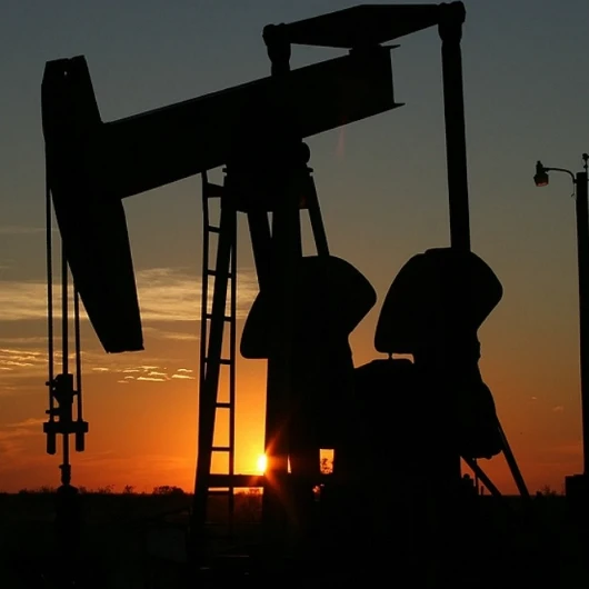 EIA Petrol Fiyat Tahminini Yükseltti: Hürmüz Boğazı Kısıtlamaları Sürüyor