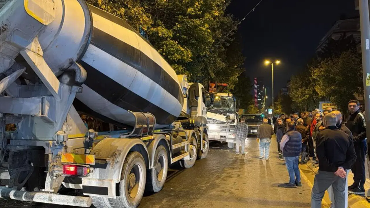 El Freni Çekilmeyen Beton Pompası 7 Araca Çarptı: Avcılar'da Dehşet
