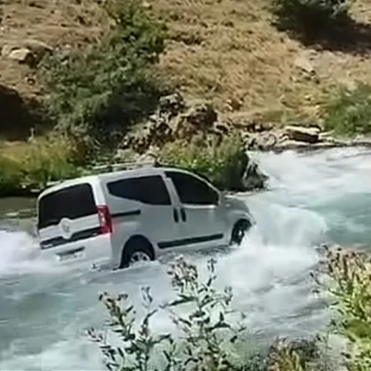El Freni Çekilmeyen Kamyonet Bahçesaray Çayı'na Uçtu